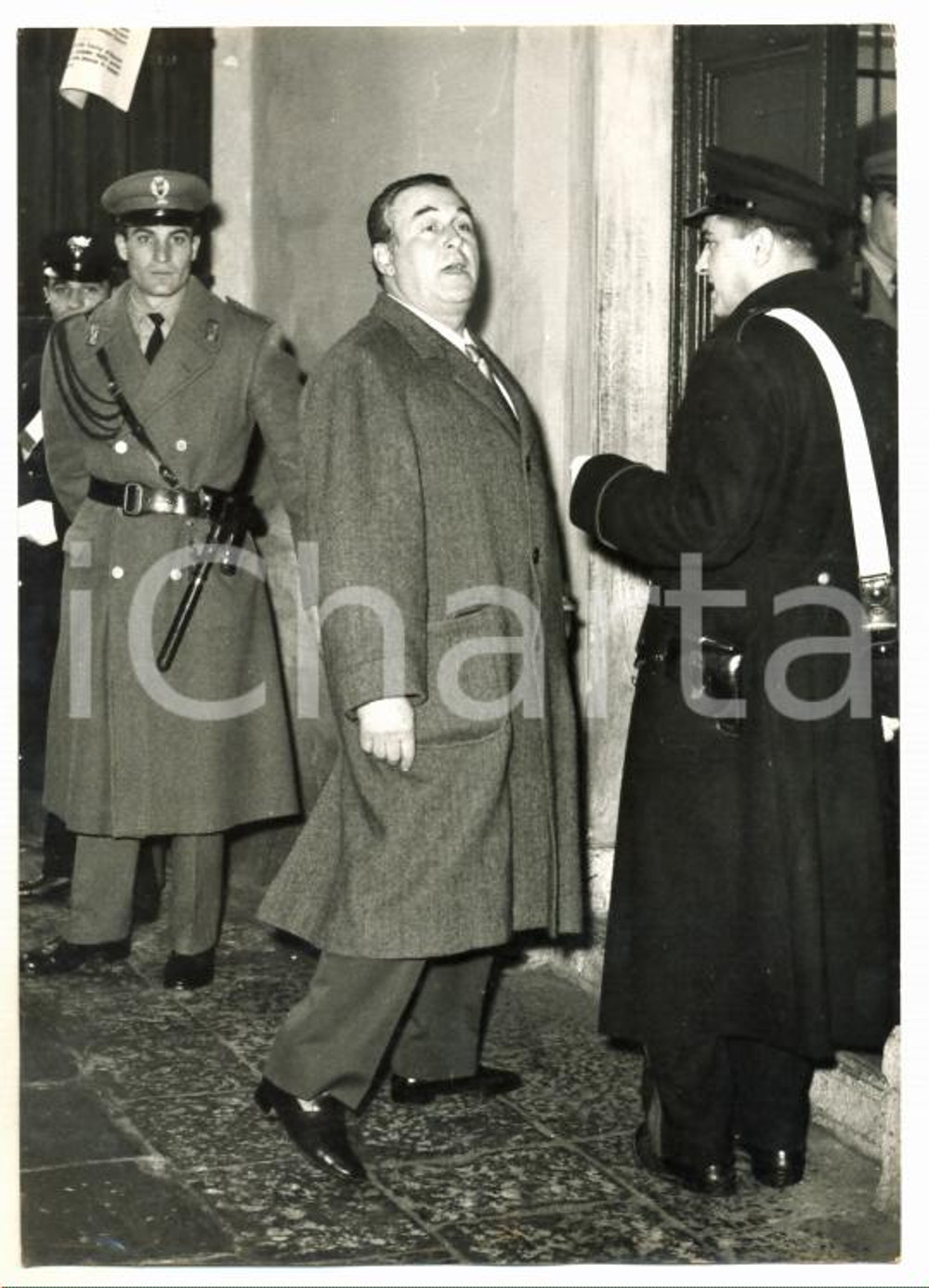 1957 VENEZIA - CASO MONTESI Guido CELANO si reca a deporre in tribunale ^Foto Fotografia d'epoca con didascalia coeva al verso. CONDIZIONI: FAIR FORMATO: 13x18 cm     originale e autentica 1