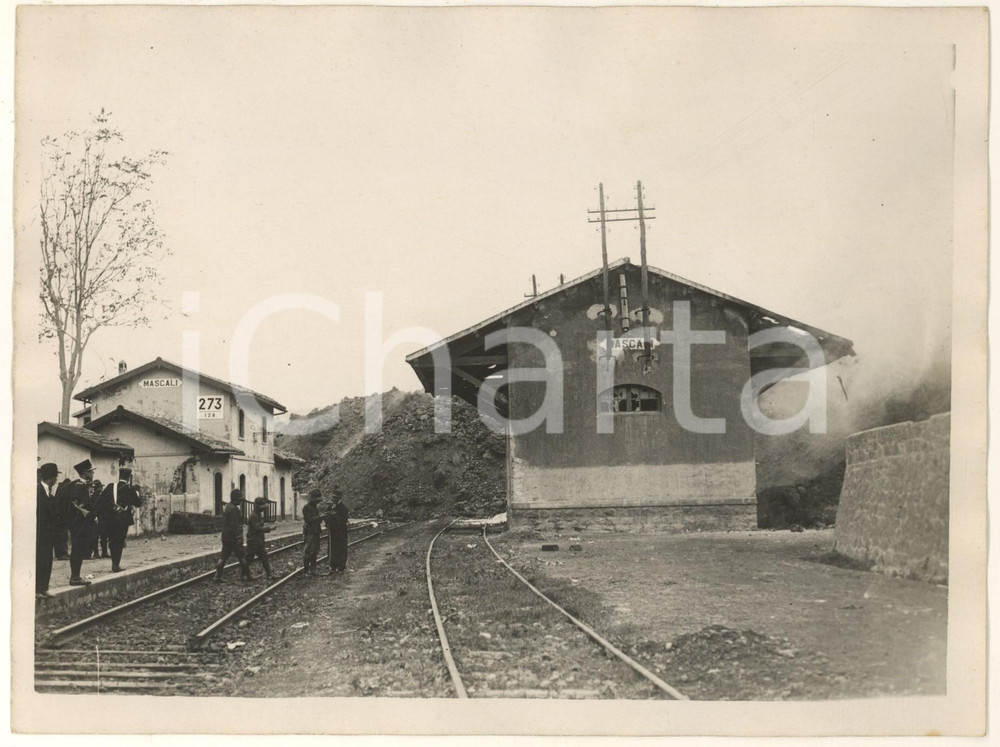 1928 MASCALI (CT) Eruzione dell'Etna distrugge la stazione ferroviaria FOTO RARA Fotografia originale d'epoca, con didascalia al verso, che ritrae i vincitori al circuito della Mellaha. POOR/danneggiato ondulature Formato: 24x18 cm originale e autentica 1