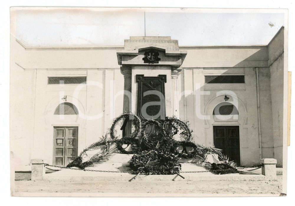1935 ca MOGADISCIO Monumento ai caduti Carlo ZAVAGLI e Angelo BERTORELLO Foto Fotografia originale d'epoca, con didascalia al verso. FAIR/discreto Piegatura all'angolo inferiore sinistro, macchia all'angolo inferiore destro Formato: 15x10 cm originale e autentica 1