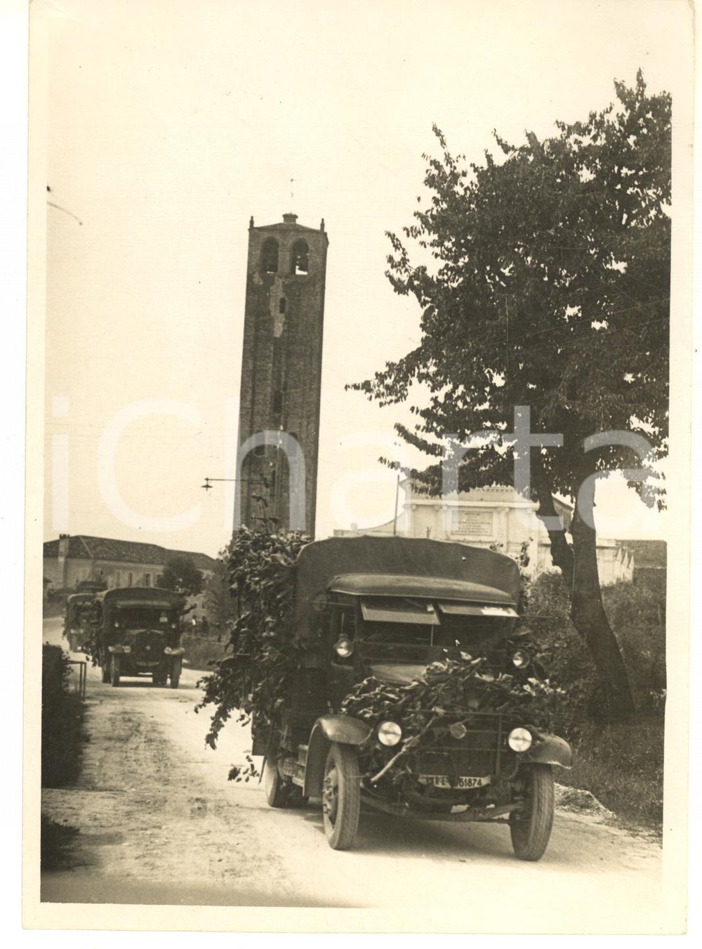 1937 GRANDI MANOVRE - SAN GIORGIO DELLE PERTICHE (PD) Colonna di Fanteria *Foto Fotografia originale d'epoca, con timbro datario e didascalia al verso.La fotografia ritrae il passaggio dei mezzi davanti alla chiesa di San Giorgio Martire. GOOD/buono lievi piegature Formato: 13x18 cm originale e autentica 1
