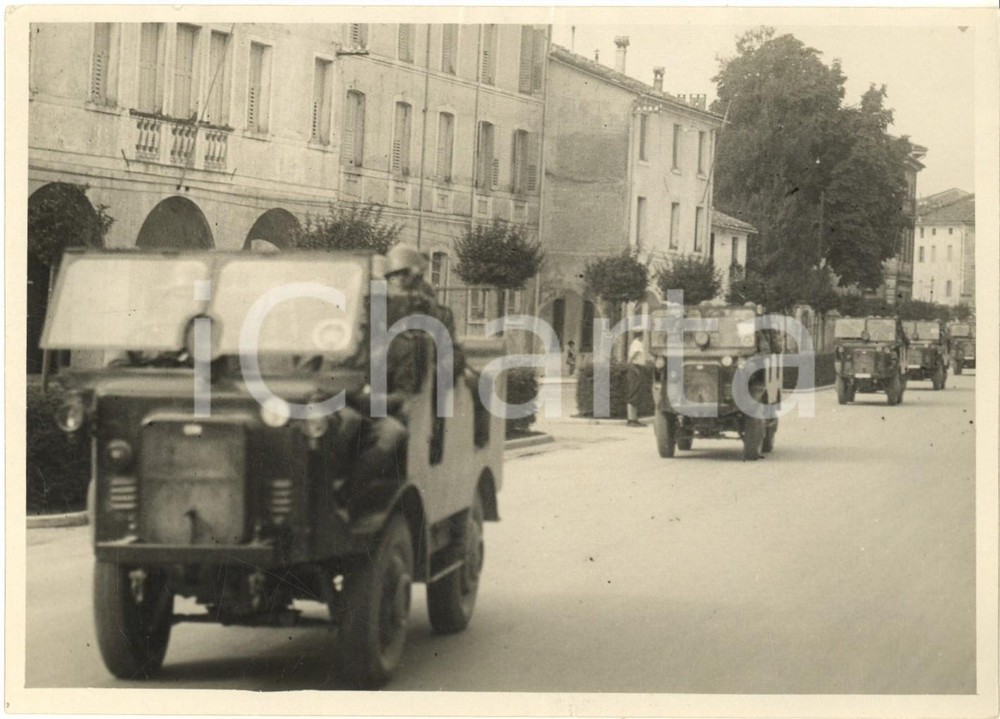 1937 GRANDI MANOVRE - SCORZE' (VE) Colonna di automezzi *Foto 18x13 cm Fotografia originale d'epoca, con timbro datario al verso. GOOD/buono lievi piegature angolari e ondulature Formato: 18x13 cm originale e autentica 1
