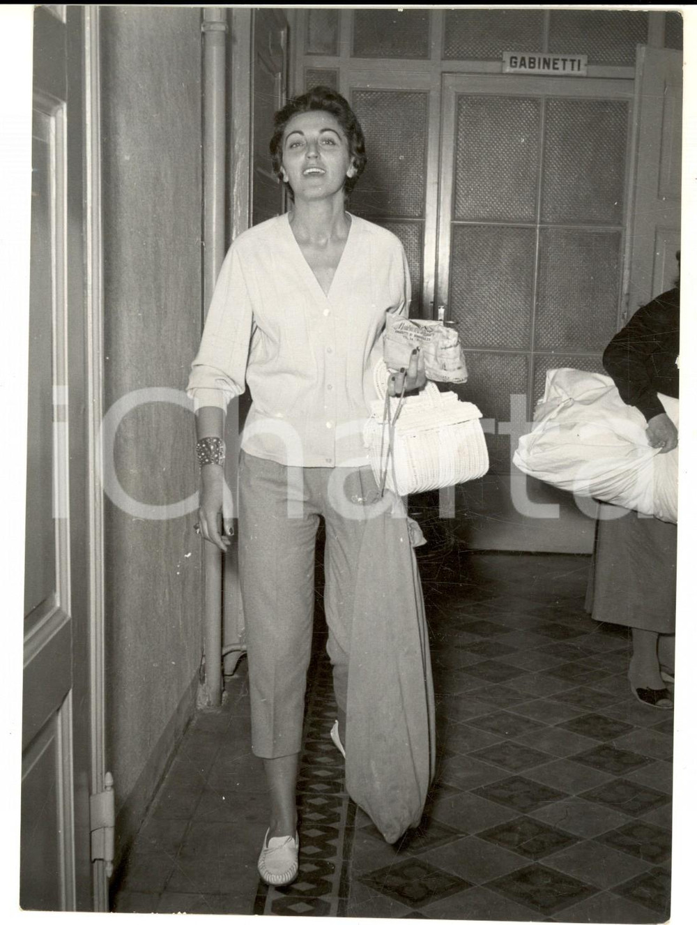 1954 MILANO "Dama Bianca" Giulia OCCHINI prima dell'arresto per adulterio  Fotografia d'epoca con didascalia coeva al verso. CONDIZIONI: G FORMATO: 13x18 cm     originale e autentica 1