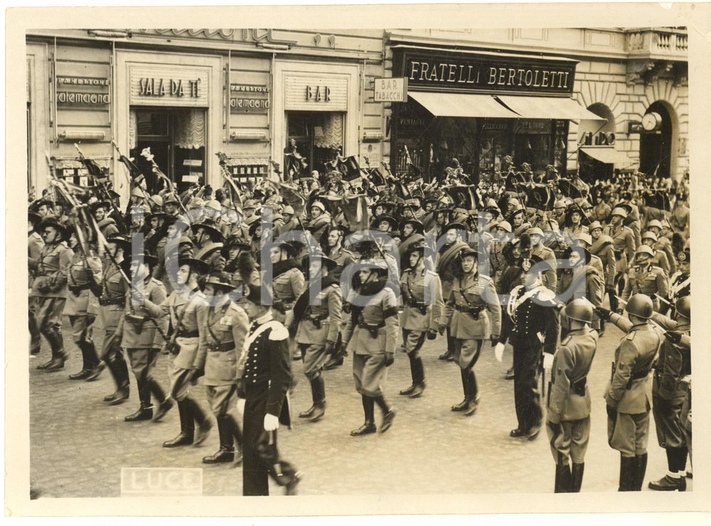 1938 ROMA Ventennale della Vittoria - Sfilata con bandiere reggimenti disciolti Fotografia originale d'epoca, con timbro datario al verso. POOR/danneggiato piegatura angolare con piccola sbrecciatura Formato: 18x13 cm originale e autentica 1