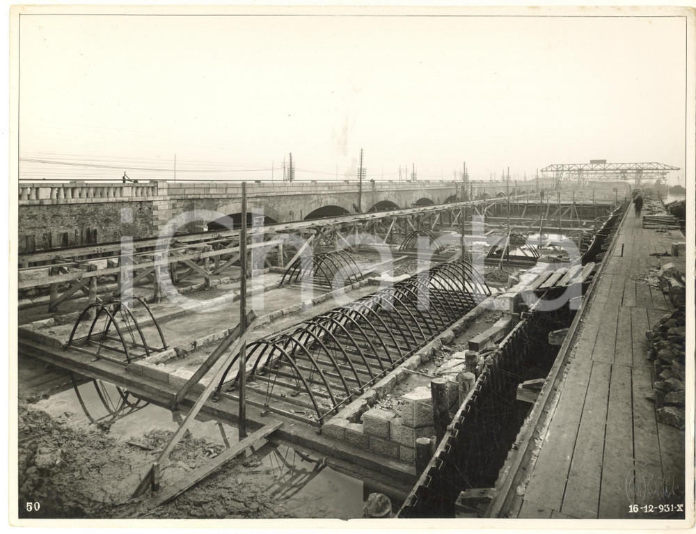 1931 VENEZIA Costruzione del Ponte Littorio (Ponte della Libertà) *Foto 1 Fotografia originale d'epoca.FOTOGRAFO: Giacomelli - Venezia CONDIZIONI:GOOD/buono lievi piegature angolari; lieve macchia centraleFORMATO: 27x20 cm originale e autentica 1