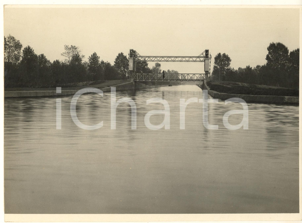 1933 Naviglio di BEREGUARDO - Nuovo tronco con darsena e ponte sollevabile Fotografia originale d'epoca, con timbro datario e didascalia al verso. FAIR/discreto margine sinistro rifilato Formato: 27x20 cm originale e autentica 1