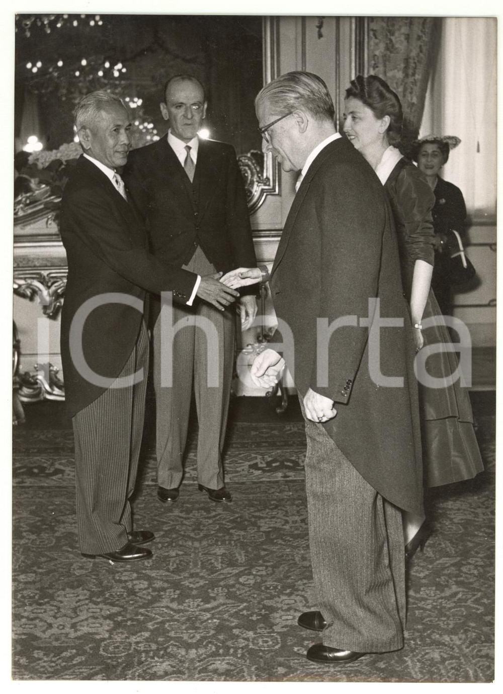 1955 ROMA Giovanni GRONCHI accoglie Plaek PHIBUNSONGKHRAM ministro Thailandia Fotografia d'epoca con didascalia coeva al verso. CONDIZIONI: G (ma sovraimpressioni e lieve ondulazione al margine inferiore)FORMATO: 13x18 cm     originale e autentica 1