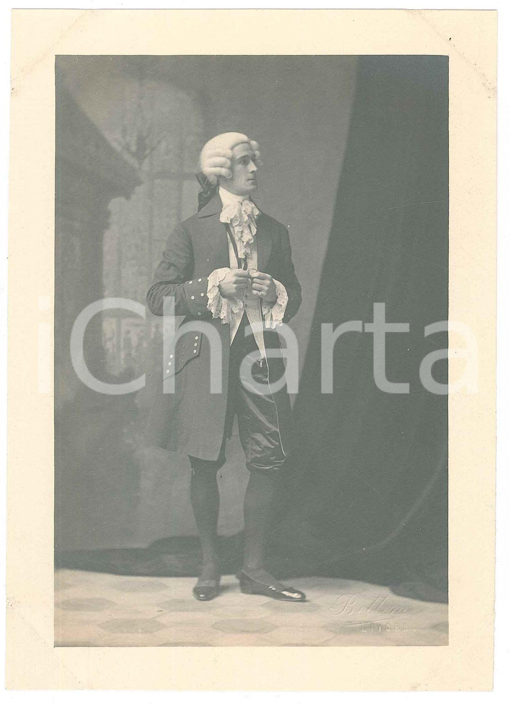 Fotografia d epoca originale 1920 ca ITALIA  TEATRO Giovane attore in abito di scena Foto BETTINI LIVORNO 1