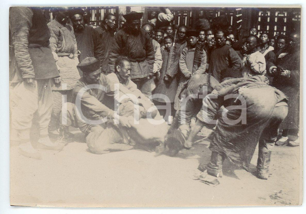 1900 ca CHINA DEATH PENALTY Beheading - Execution (1) RARE photo 9x6 Fotografia originale d'epoca.FORMATO: 9x6 cmCONDIZIONI: GSi precisa che la serie fotografica completa &egrave; disponibile sul sito www.icharta.com .AVVERTENZAPer le sue caratteristiche di pregio e rarit&agrave;, l'oggetto &egrave; stato selezionato per la collezione privata di ICharta.    originale e autentica 1