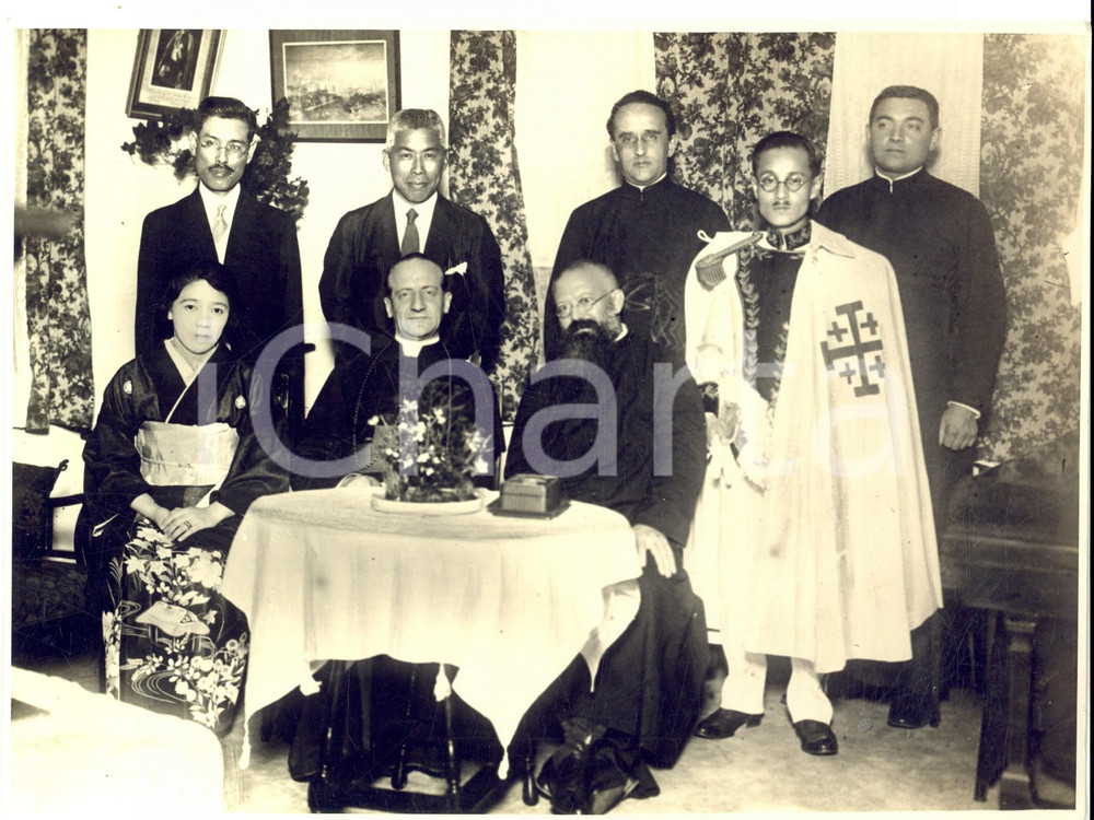 1925 ca TOKIO Padre Paolo MANNA Mons. GIARDINI Ammiraglio YAMAMOTO *Foto RARA  Rara e pregevole fotografia d'epoca, che ritrae (oltre a un alto rappresentante dell'Ordine Equestre del Santo Sepolcro di Gerusalemme), il beato padre Paolo Manna (superiore  dell'Istituto Missioni Estere di Milano e in seguito del Pontificio Istituto Missioni Estere), l'ammiraglio Isoroku Yamamoto e il delegato apostolico mons. Giardini .  CONDIZIONI: G (ma minima piegatura angolare)FORMATO: 23x17 cm     originale e autentica 1