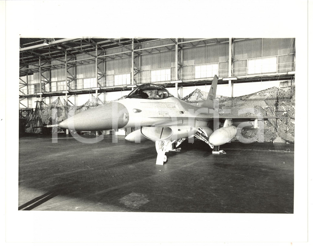 1985 ca AERONAUTICA MILITARE ITALIANA Aereo F-16 EAGLE - Foto 25x20 (2) Fotografia d'agenzia. CONDIZIONI: G (ma piccole piegature al margine superiore)FORMATO: 25x20 cm  originale e autentica 1