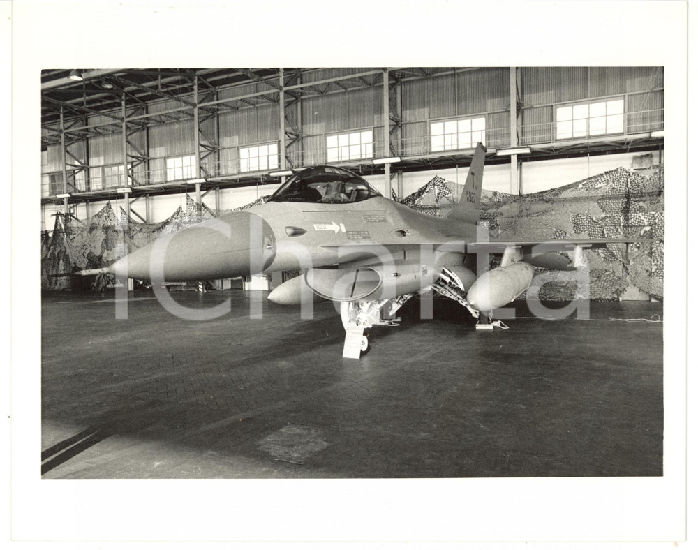 1985 ca AERONAUTICA MILITARE ITALIANA Aereo F-16 EAGLE - Foto 25x20 (3) Fotografia d'agenzia. CONDIZIONI: G (ma piccola piegatura al margine superiore)FORMATO: 25x20 cm  originale e autentica 1