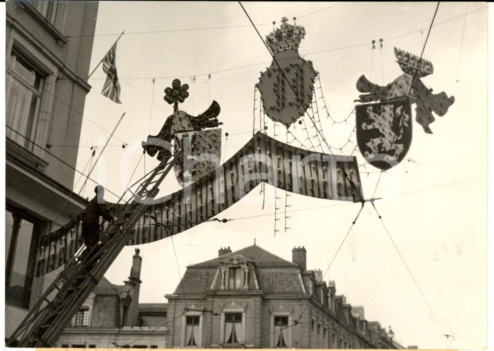 1953 LUXEMBOURG Banderolles pour le mariage du prince héritier Jean ^Photo  Fotografia d'epoca con didascalia dattiloscritta coeva al verso.  FORMATO: 18x13 cm  CONDIZIONI: G (lieve macchia al lato destro)       originale e autentica 1