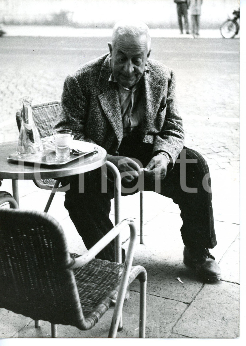 1954 ROMA CASO MONTESI Zingarelli al bar dopo interrogatorio Raffaele SEPE Fotografia d'epoca con didascalia coeva al verso. CONDIZIONI: FAIR (sovraimpressioni)FORMATO: 13x18 cm     originale e autentica 1