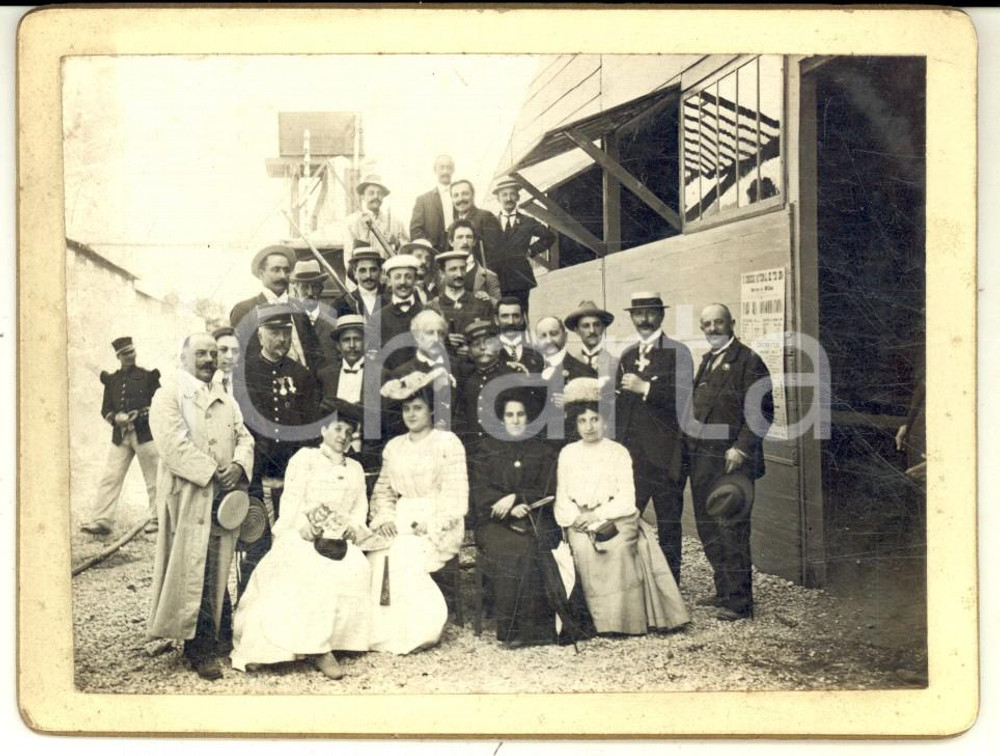1900 ca FRANCE (?) Un gruppo di gentiluomini in visita - Foto VINTAGE 12x9 (2) Fotografia d'epoca, su cartoncino rigido. CONDIZIONI: G FORMATO: 12x9 cm    originale e autentica 1