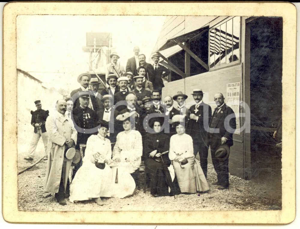 1900 ca FRANCE (?) Un gruppo di gentiluomini in visita - Foto VINTAGE 12x9 (3) Fotografia d'epoca, su cartoncino rigido. CONDIZIONI: G (ma minime bruniture al verso)FORMATO: 12x9 cm    originale e autentica 1