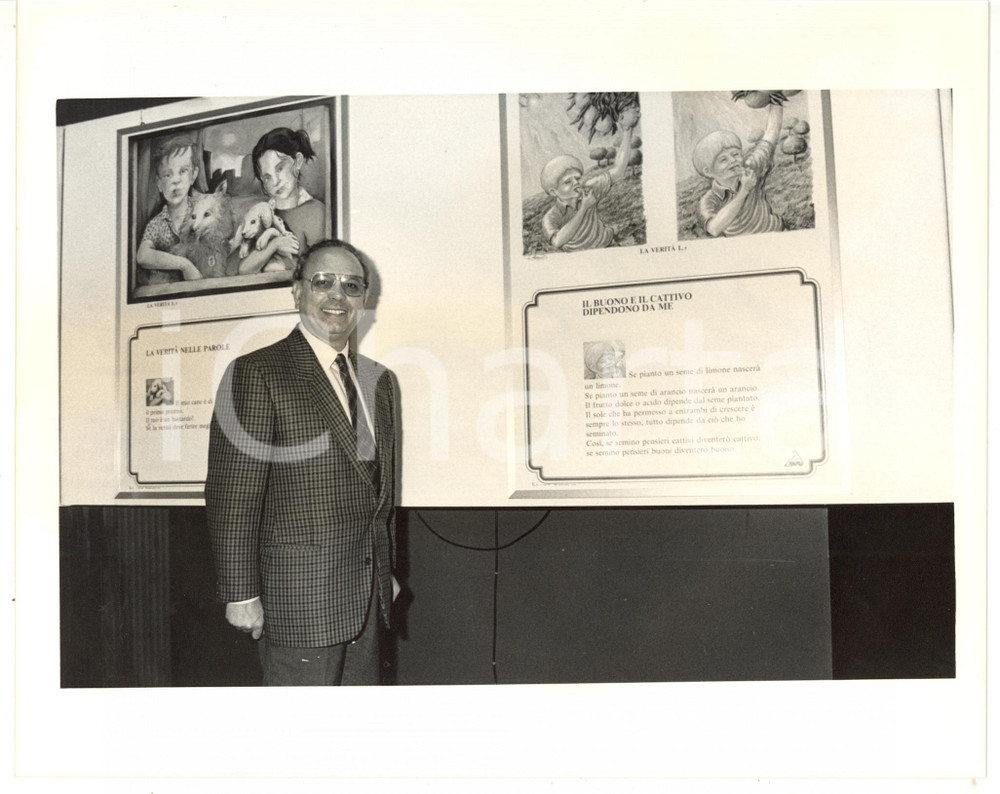 1985 ca MILANO Antonio CRAXI durante mostra religiosa Sathya SAI BABA *Foto 3 Fotografia di agenzia. CONDIZIONI: GFORMATO: 25x20 cm    originale e autentica 1