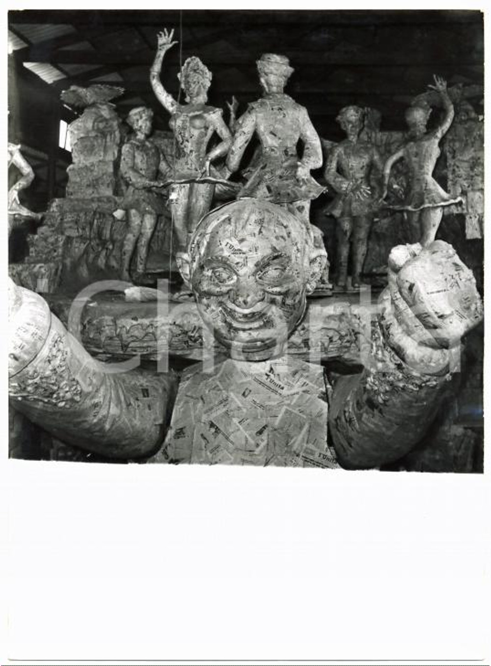 1955 CARNEVALE VIAREGGIO Lavorazione del carro allegorico Follie sul ghiaccio Fotografia d'epoca con didascalia coeva. CONDIZIONI: FAIRFORMATO: 13x18 cm    originale e autentica 1