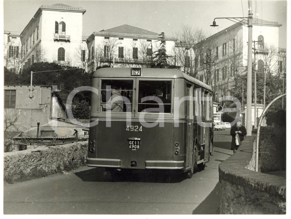 1965 ca GENOVA - SESTRI PONENTE Via Coronata - Passaggio autobus 62 ^Foto 24x18 Fotografia d'epoca. CONDIZIONI: G (ma piccoli aloni al margine sinistro)FORMATO: 24x18 cm    originale e autentica 1