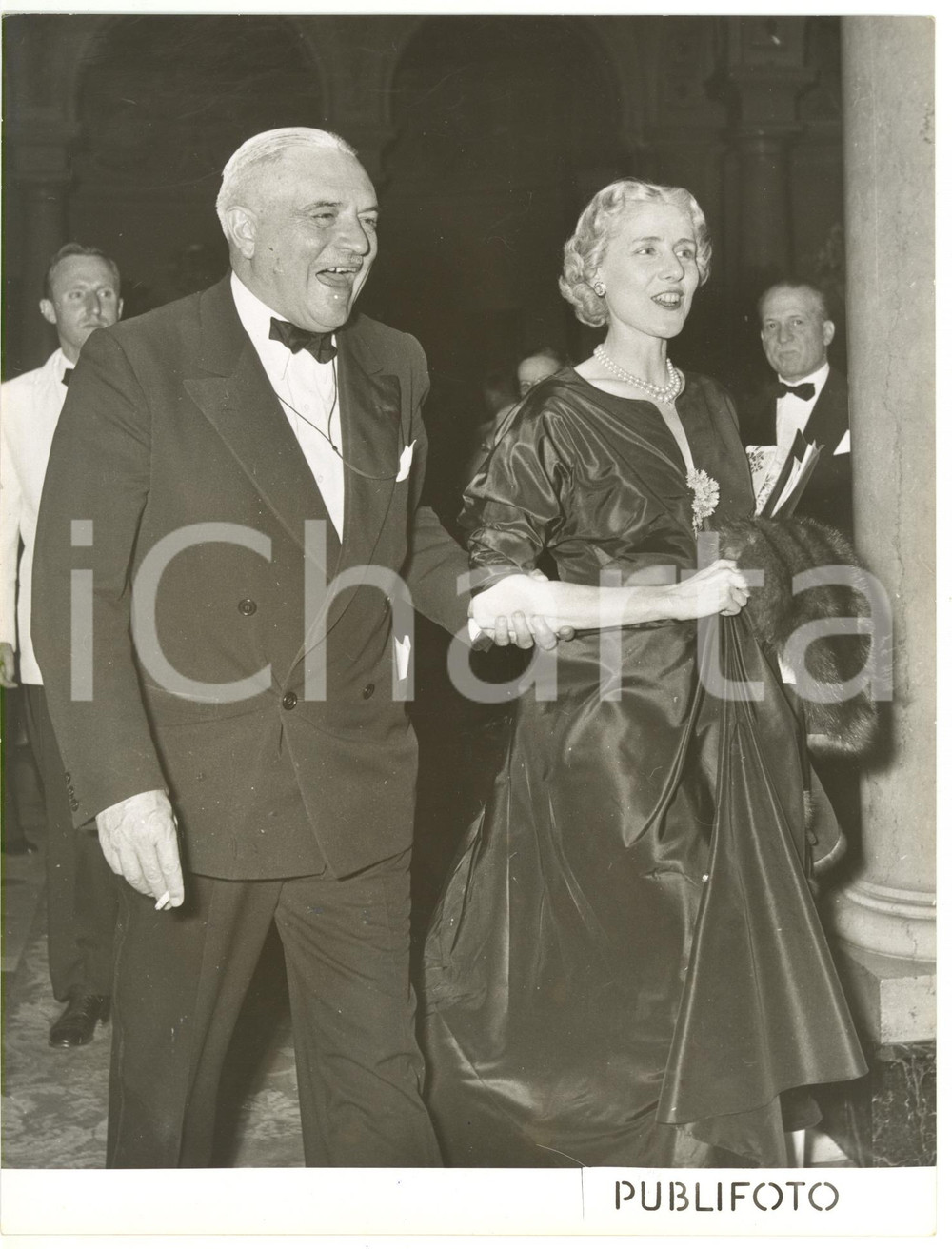 1953 GENOVA Propeller Club - Clare BOOTHE LUCE ambasciatrice USA ^Foto 18x24 Fotografia d'epoca. CONDIZIONI: G (ma lieve sovraimpressione al margine inferiore)FORMATO: 18x24 cm    originale e autentica 1