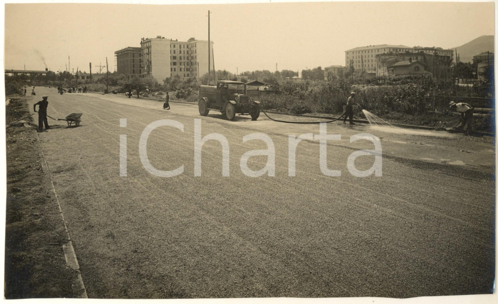 1932 LA SPEZIA Nuova strada in costruzione *Foto 26x16 cm ANIMATA Fotografia originale d'epoca, con didascalia al verso. POOR/danneggiato margini rifilati Formato: 26x16 cm originale e autentica 1