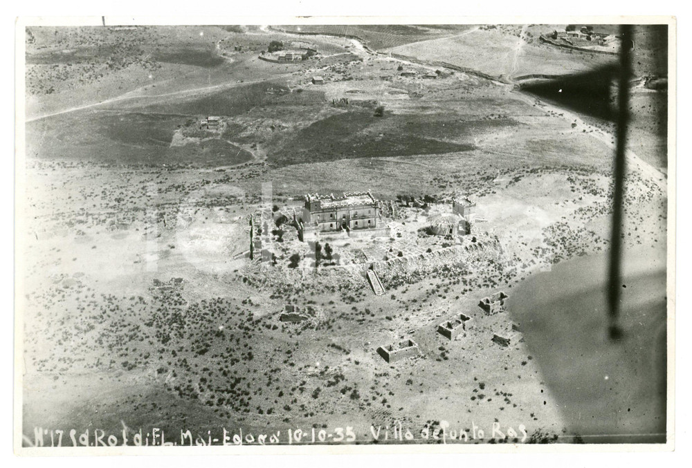 1935 MAI EDAGA - ERITREA Villa del defunto RAS Veduta aerea - Foto 22x15 cm Fotografia originale d'epoca, con didascalia. VERY POOR/gravemente danneggiato PIegatura all'angolo inferiore sinistro, distacco degli strati della carta agli angoli, gualciture diffuse Formato: 22x15 cm originale e autentica 1