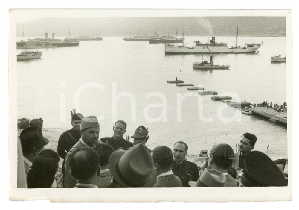 1939 RAS EL-HELAL (CIRENAICA) Italo BALBO assiste allo sbarco dei coloni - Foto Fotografia originale d'epoca, con didascalia al verso. POOR/danneggiato Taglio irregolare e piccole mancanze al margine inferiore Formato: 18x12 cm originale e autentica 1
