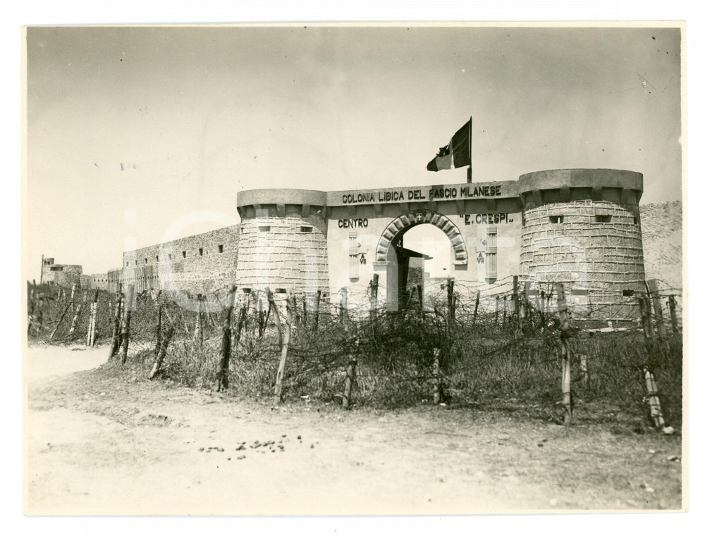 1930 TOCRA - CIRENAICA Colonia libica Fascio milanese - Centro "E. Crespi" Foto Fotografia originale d'epoca, con timbro datario e didascalia al verso. FAIR/discreto piccole macchie al recto Formato: 16x12 cm originale e autentica 1