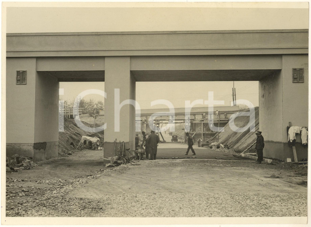 1933 SEREGNO (MB) Ferrovie di Stato - Costruzione sottopassaggio - Foto ANIMATA Fotografia originale d'epoca, con timbro datario e didascalia al verso. FAIR/discreto sovraimpressione circolare; margine destro rifilato Formato: 23x17 cm originale e autentica 1