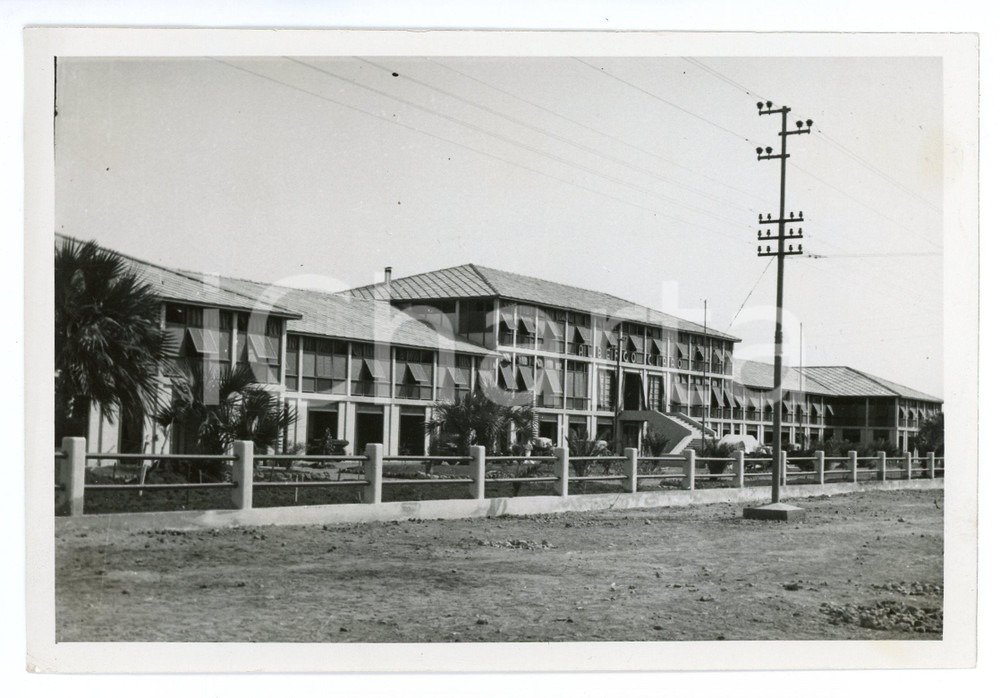 1940 MASSAUA - ERITREA Albergo CIAAO Foto 18x12 cm Fotografia originale d'epoca, con timbro datario e didascalia al verso. POOR/danneggiato residui di incollatura al verso, piccoli difetti di stampa Formato: 18x12 cm originale e autentica 1