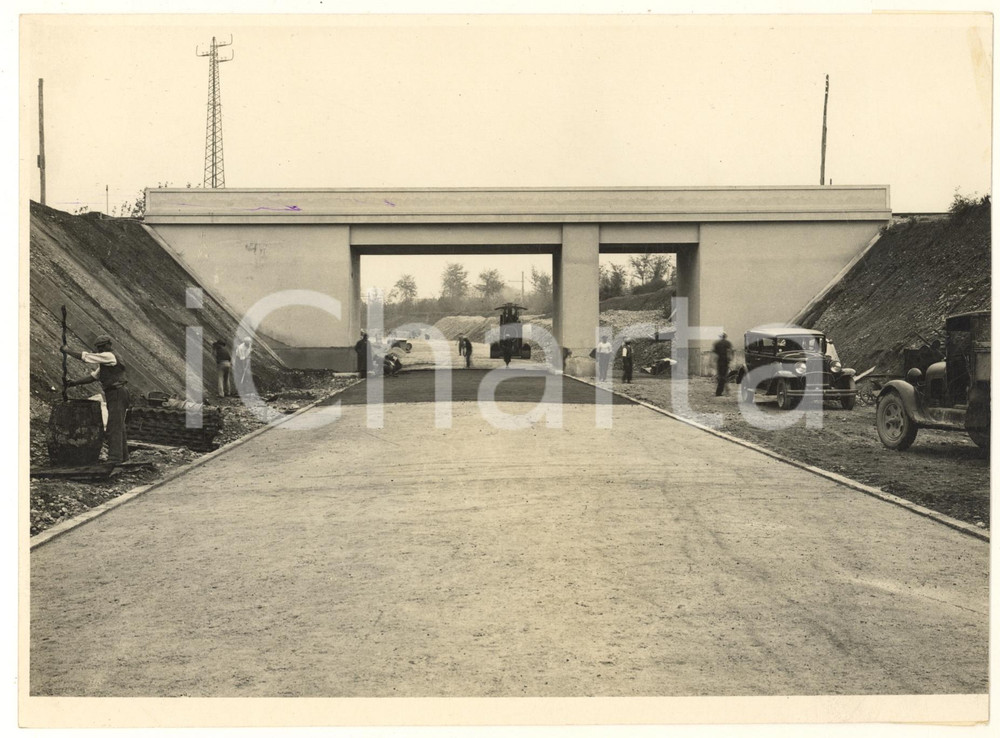 1933 SEREGNO (MB) Ferrovie di Stato - Costruzione sottopasso - Foto ANIMATA Fotografia originale d'epoca, con timbro datario e didascalia al verso. FAIR/discreto sovraimpressione circolare; margine destro rifilato Formato: 23x17 cm originale e autentica 1
