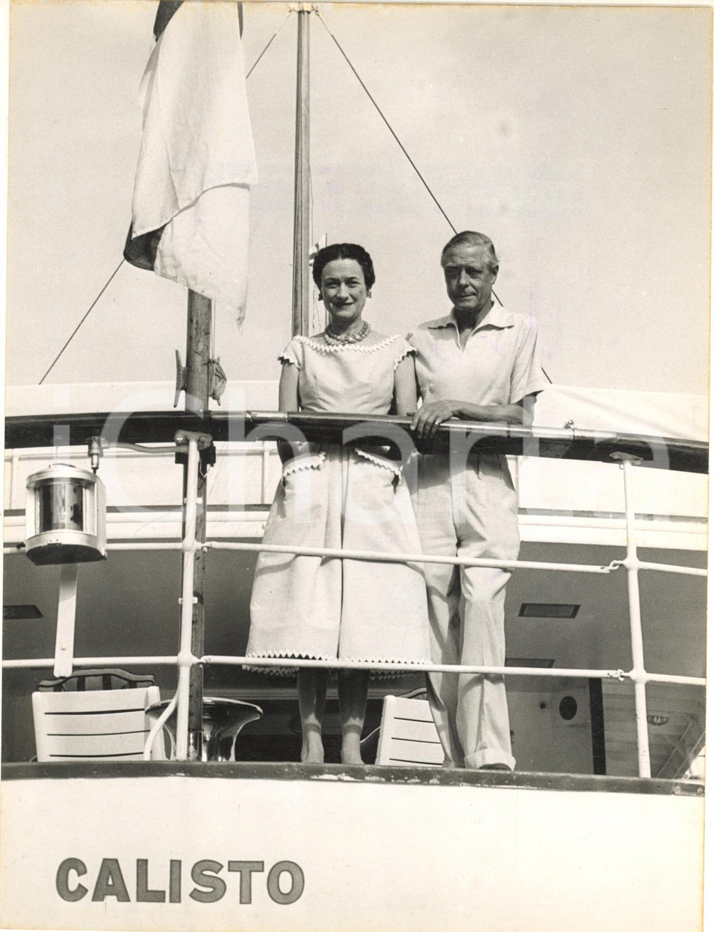 1955 PORTOFINO Arrivo Duca di WINDSOR Wallis SIMPSON sul panfilo CALISTO ^Foto Fotografia d'epoca, con didascalia coeva al verso. CONDIZIONI: FAIR (piegature al margine inferiore e lievi difetti di stampa)FORMATO: 18x24 cm     originale e autentica 1