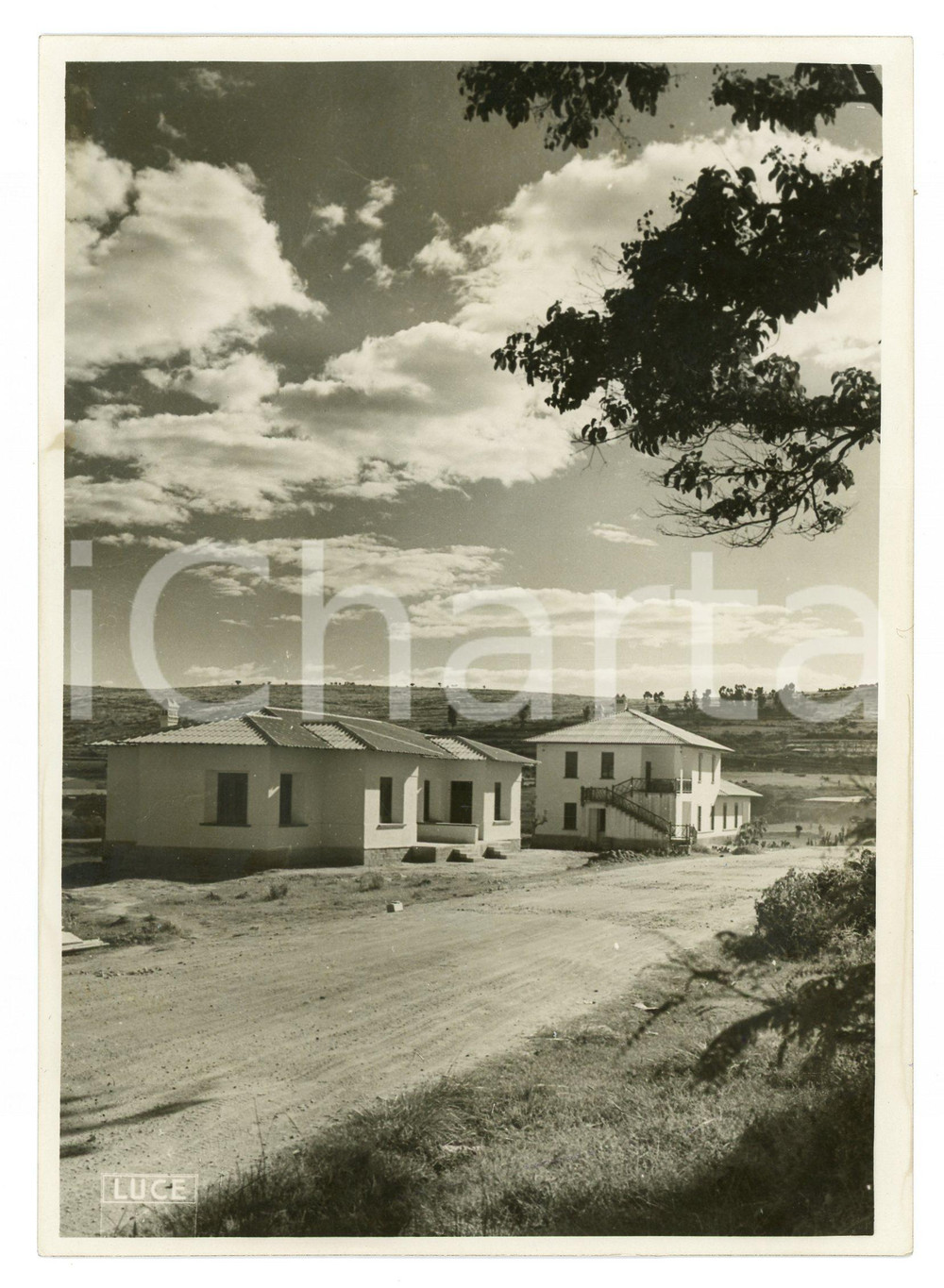 1940 HARAR - ETIOPIA Nuove costruzioni - Foto 13x18 cm Fotografia originale d'epoca, con timbro datario e didascalia al verso. FAIR/discreto Macchie al verso Formato: 13x18 cm originale e autentica 1