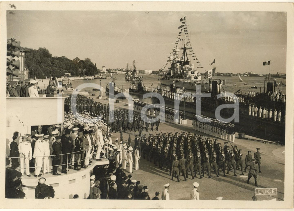 1938 VENEZIA SAN MARCO Il Re consegna le bandiere di combattimento alle navi (2) Fotografia originale d'epoca, con didascalia al verso. FAIR/discreto lievi piegature e macchie marginali Formato: 18x13 cm originale e autentica 1