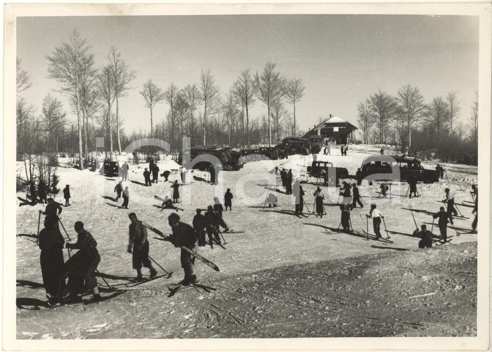 1939 MONTE AMIATA Sciatori presso il rifugio attrezzato dal Dopolavoro di Siena Fotografia originale d'epoca, con didascalia al verso. GOOD/buono  Formato: 18x13 cm originale e autentica 1