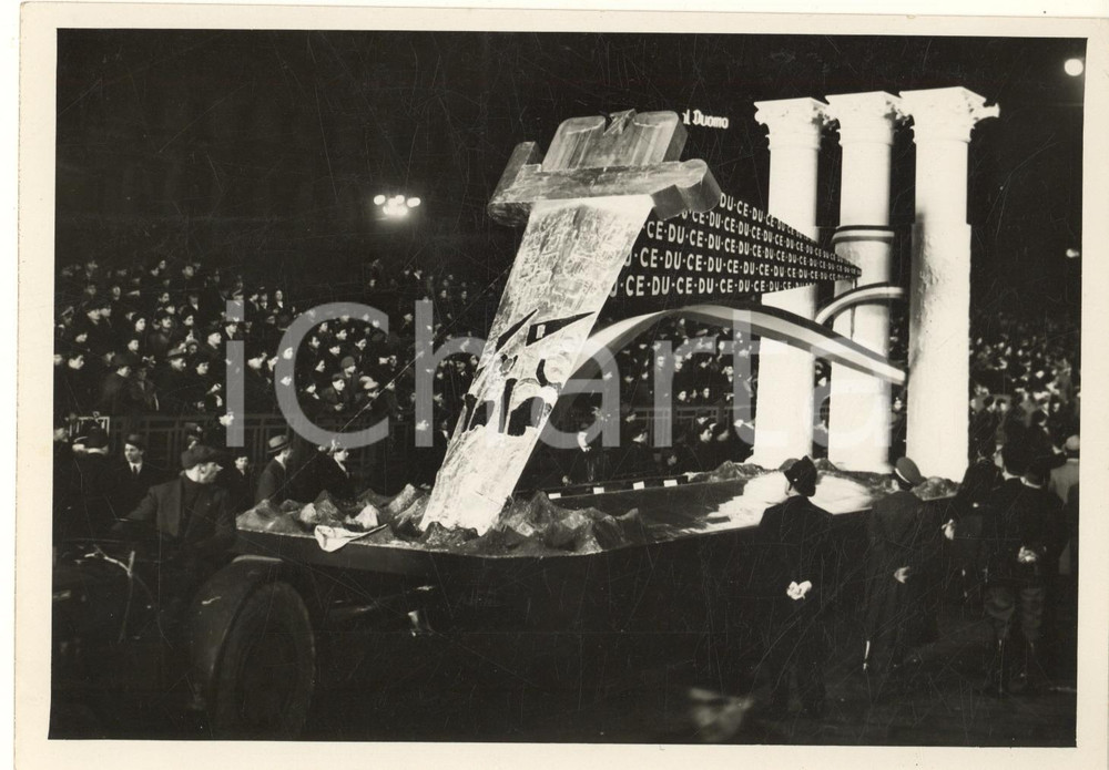 1937 FASCISMO MILANO - V Giornata della Neve - Sfilata di un carro *Foto 18x13 Fotografia originale d'epoca, con didascalia al verso. GOOD/buono  Formato: 18x13 cm originale e autentica 1