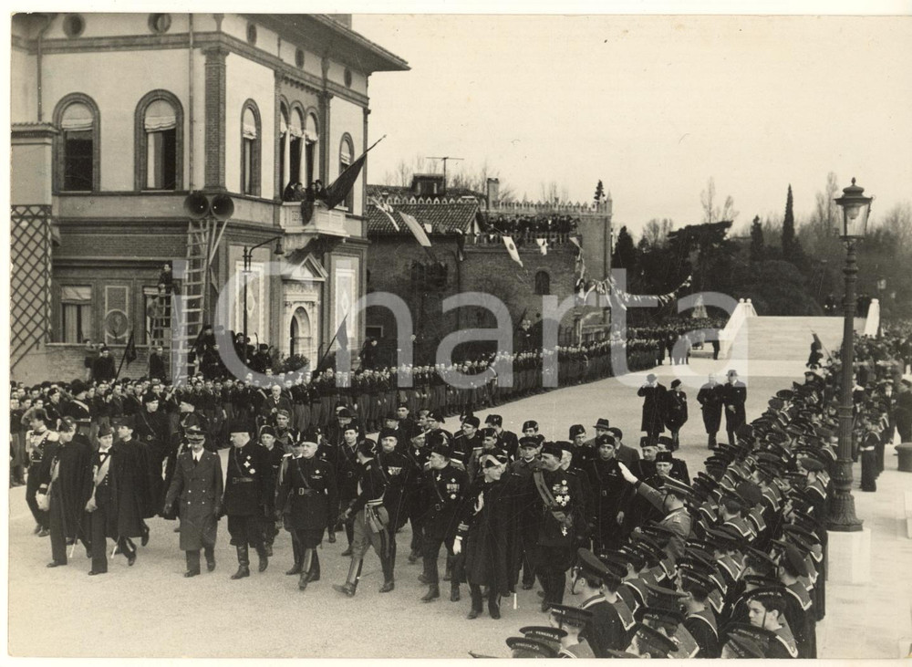1937 VENEZIA Inaugurazione Riva delll'Impero - Duca di Genova e autorità *Foto Fotografia originale d'epoca, con timbro datario e didascalia al verso. GOOD/buono  Formato: 18x13 cm originale e autentica 1