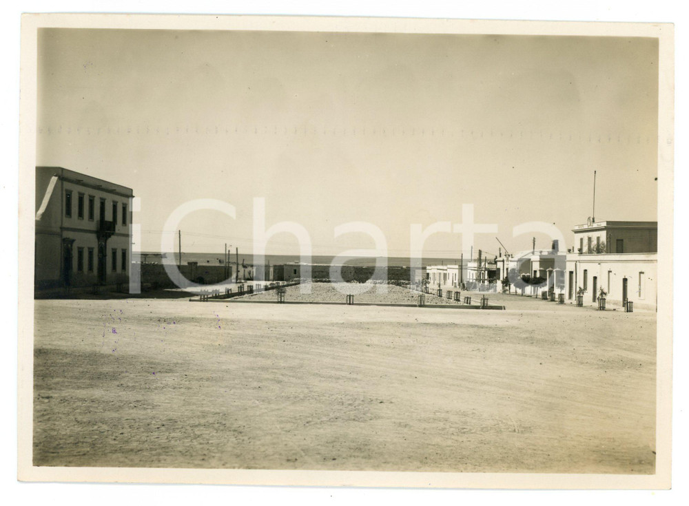 1932 TOBRUCH - LIBIA Piazza del Municipio - Foto 17x12 cm Fotografia originale d'epoca, con timbro datario e didascalia al verso. FAIR/discreto Lievi difetti di stampa e residui di inchiostro Formato: 17x12 cm originale e autentica 1