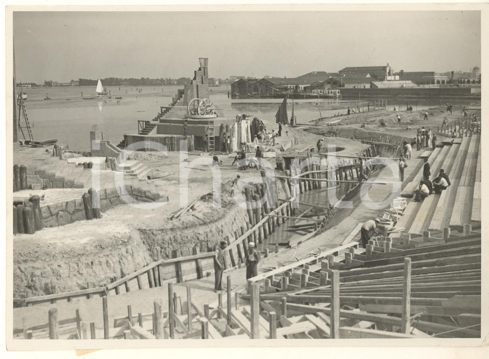 1938 VENEZIA Allestimento della "Nave" di D'Annunzio - Teatro all'aperto *Foto Fotografia originale d'epoca, con timbro datario e didascalia al verso. FAIR/discreto lievi increspature; piccola piegatura angolare Formato: 18x13 cm originale e autentica 1