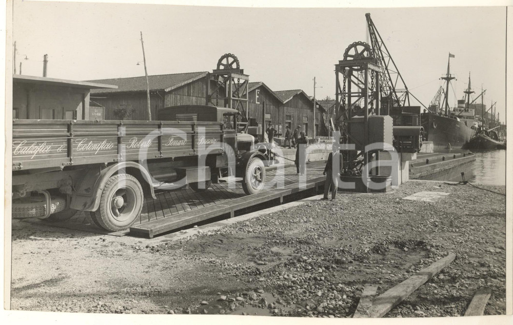 1933 VENEZIA Porto - Camion "Calzifici & Cotonificio Roberto Ferrari - Brescia" Fotografia originale d'epoca, con timbro datario al verso.FOTOGRAFO: Giacomelli - Venezia POOR/danneggiato margini rifilati Formato: 26x17 cm originale e autentica 1
