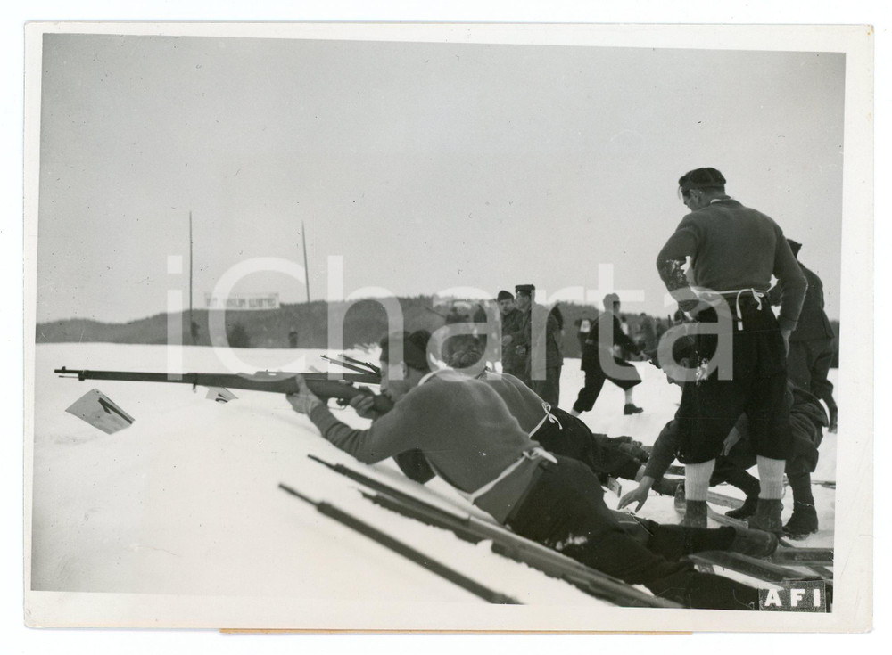 1942 ASIAGO - OND Campionati sport invernali - Gara di marcia e tiro - Foto Fotografia originale d'epoca, con didascalia al verso. FAIR/discreto Piegatura all'angolo inferiore destro e al margine inferiore Formato: 18x13 cm originale e autentica 1
