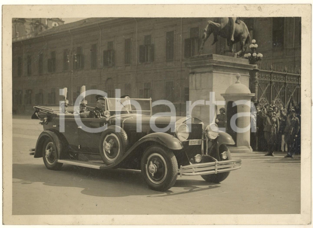 1930 ca TORINO Vittorio Emanuele III si reca alla cerimonia del Nastro Azzurro Fotografia originale d'epoca, con timbro datario e didascalia al verso.FOTOGRAFO: Gherlone - Torino POOR/danneggiato puntinature diffuse e macchie marginali Formato: 18x13 cm originale e autentica 1