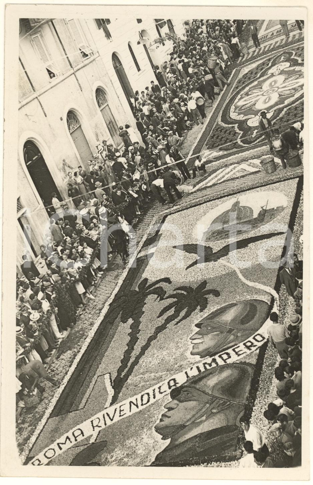 1933 GENZANO DI ROMA - Infiorata - Motivo fascista premiato *Foto 12x17 cm Fotografia originale d'epoca, con timbro datario e didascalia al verso. FAIR/discreto lievi piegature Formato: 12x17 cm originale e autentica 1