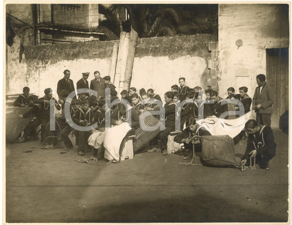 1930 ca BRINDISI Balilla impegnati in lavori marinareschi *Foto ARTISTICA 22x17 Fotografia originale d'epoca, con didascalia al verso. FAIR/discreto minimi difetti di stampa al lato destro e segni a matita per la pubblicazione; lieve piegatura al lato superiore Formato: 22x17 cm originale e autentica 1
