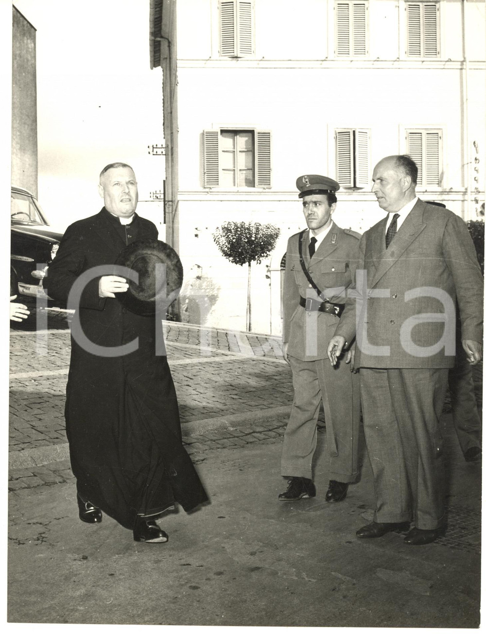 Fotografia d epoca originale 1955 ca ROMA Cardinale Angelo DELL ACQUA con poliziotto  Ritratto Foto 18x24 1