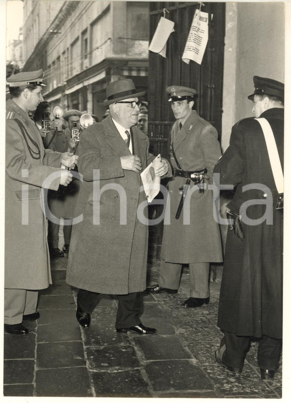 Fotografia d epoca originale 1957 VENEZIA  CASO MONTESI Il signor ZUCCHI entra in tribunale per deposizione 1