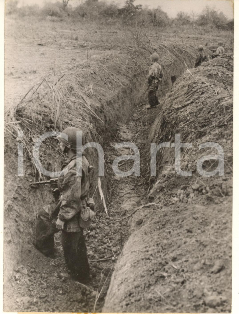 1954 GUERRA DEL VIETNAM - DIEN BIEN PHU - La fanteria in sosta *Foto 13x18 Fotografia d'epoca, con didascalia coeva al verso. CONDIZIONI: G (ma lieve sovraimpressione)  GOOD/buono lievi sovraimpressioni; minime smussature angolari Formato: 13x18 cm originale e autentica 1
