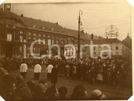 1927 LIEGI - Palazzo dei Principi-Vescovi - S. Hubert (1) - Fotografia 11x9 cm Fotografia originale d'epoca, con didascalia manoscritta al verso, scattata in occasione del dodicesimo centenario dalla santificazione di S. Hubert. Sono presenti:  monsignor Luis Kherkhof (vescovo coadiutore durante gli anni della prima guerra mondiale), il card. Clemente Micara e il cardinale Luigi Sincero, legato di Papa Pio XI. FAIR/discreto angoli asportati per l'inserimento in un album; residui cartacei al verso Formato: 12x9 cm originale e autentica 1