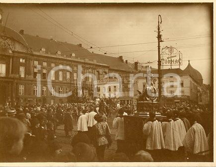 1927 LIEGI - Palazzo dei Principi-Vescovi - S. Hubert (2) - Fotografia 11x9 cm Fotografia originale d'epoca, scattata in occasione del dodicesimo centenario dalla santificazione di S. Hubert. Sono presenti: monsignor Luis Kherkhof (vescovo coadiutore durante gli anni della prima guerra mondiale), il card. Clemente Micara e il cardinale Luigi Sincero, legato di Papa Pio XI. GOOD/buono  Formato: 12x9 cm originale e autentica 1