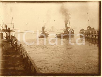 1927 Porto di LIEGI - Veduta dalla nave OLYMPIER con navi (1) - Fotografia 12x9 Fotografia originale d'epoca.La fotografia proviene da un più vasto album che documenta i viaggi di una famiglia di nove persone attraverso l'Europa, il Nord Africa e il Sud America.La presente fotografia è stata scattata sulla nave Olympier, diretta in Brasile. GOOD/buono  Formato: 12x9 cm originale e autentica 1