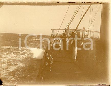 1927 Nave OLYMPIER in navigazione per il Brasile (1) - Fotografia 12x9 Fotografia originale d'epoca.La fotografia proviene da un più vasto album che documenta i viaggi di una famiglia di nove persone attraverso l'Europa, il Nord Africa e il Sud America.La presente fotografia è stata scattata sulla nave Olympier, partita dal Belgio e diretta in Brasile.  GOOD/buono  Formato: 12x9 cm originale e autentica 1